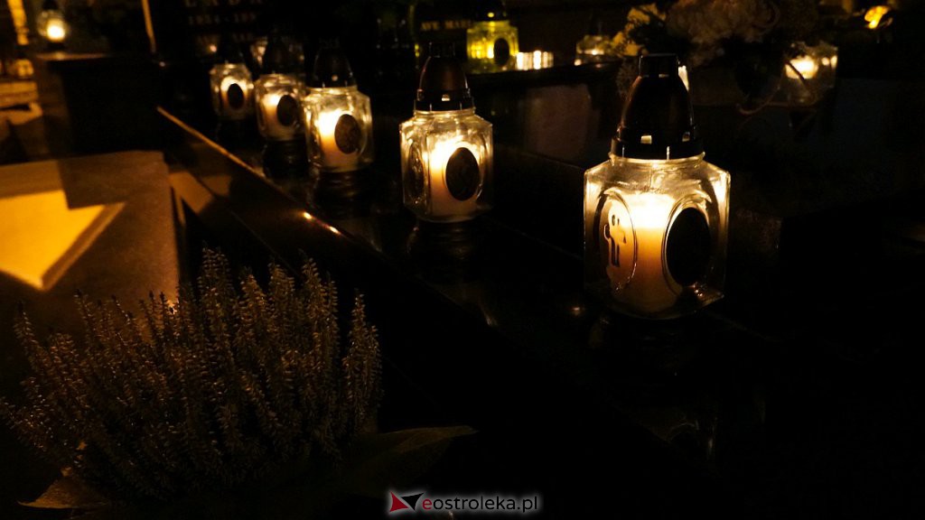 Cmentarze w Ostrołęce nocą [31.10.2022] - zdjęcie #29 - eOstroleka.pl