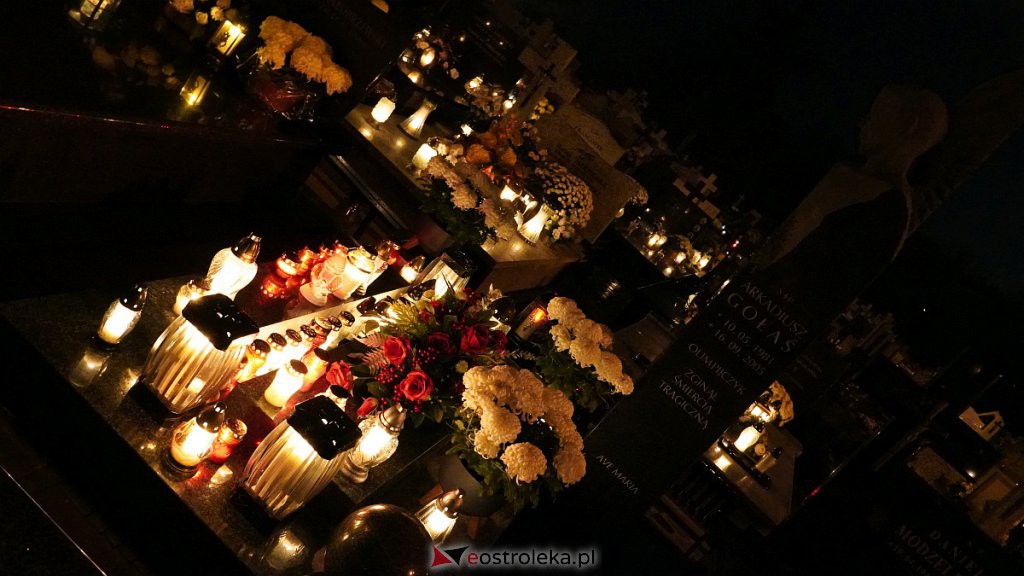Cmentarze w Ostrołęce nocą [31.10.2022] - zdjęcie #35 - eOstroleka.pl