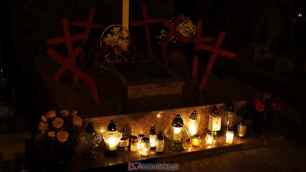Cmentarze w Ostrołęce nocą [31.10.2022] - zdjęcie #41 - eOstroleka.pl