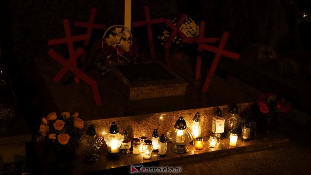 Cmentarze w Ostrołęce nocą [31.10.2022] - zdjęcie #21 - eOstroleka.pl