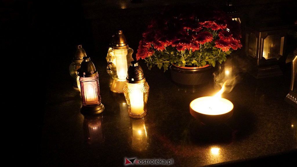 Cmentarze w Ostrołęce nocą [31.10.2022] - zdjęcie #18 - eOstroleka.pl