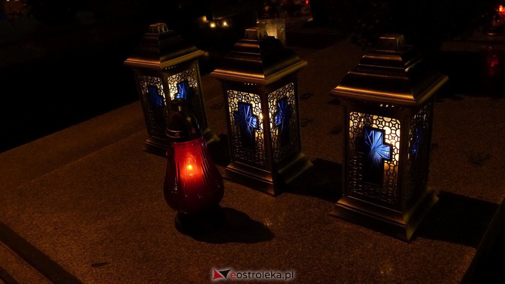 Cmentarze w Ostrołęce nocą [31.10.2022] - zdjęcie #45 - eOstroleka.pl
