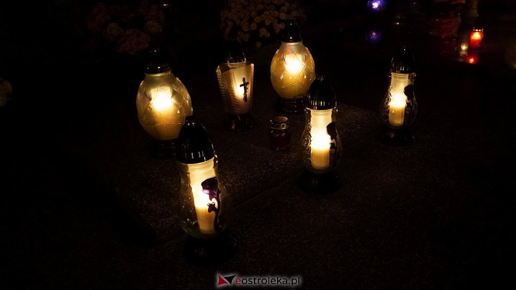 Cmentarze w Ostrołęce nocą [31.10.2022] - zdjęcie #15 - eOstroleka.pl