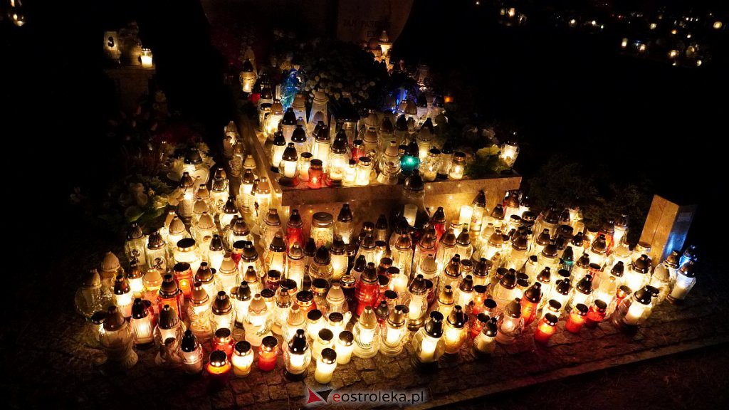 Cmentarze w Ostrołęce nocą [31.10.2022] - zdjęcie #49 - eOstroleka.pl