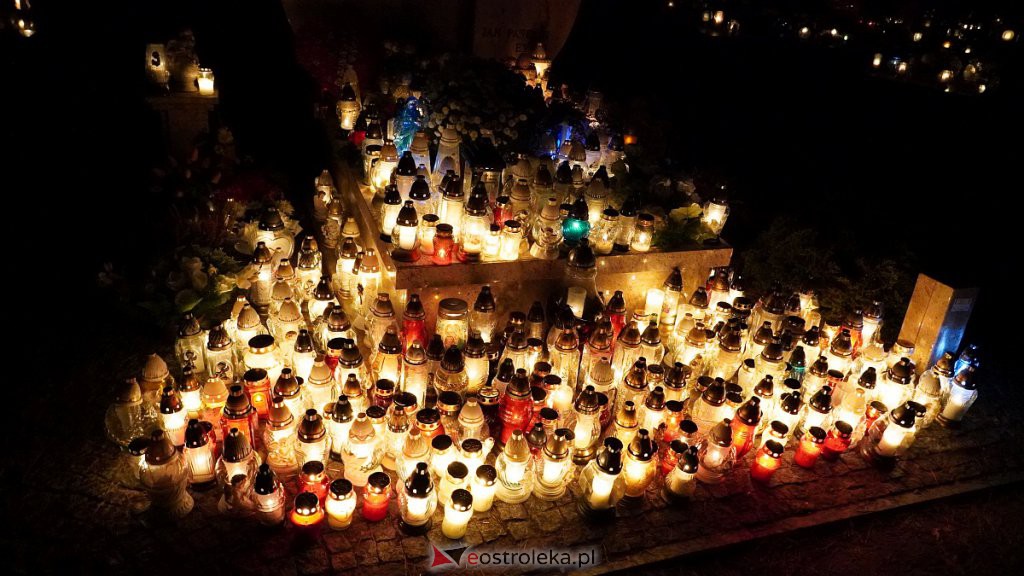 Cmentarze w Ostrołęce nocą [31.10.2022] - zdjęcie #13 - eOstroleka.pl