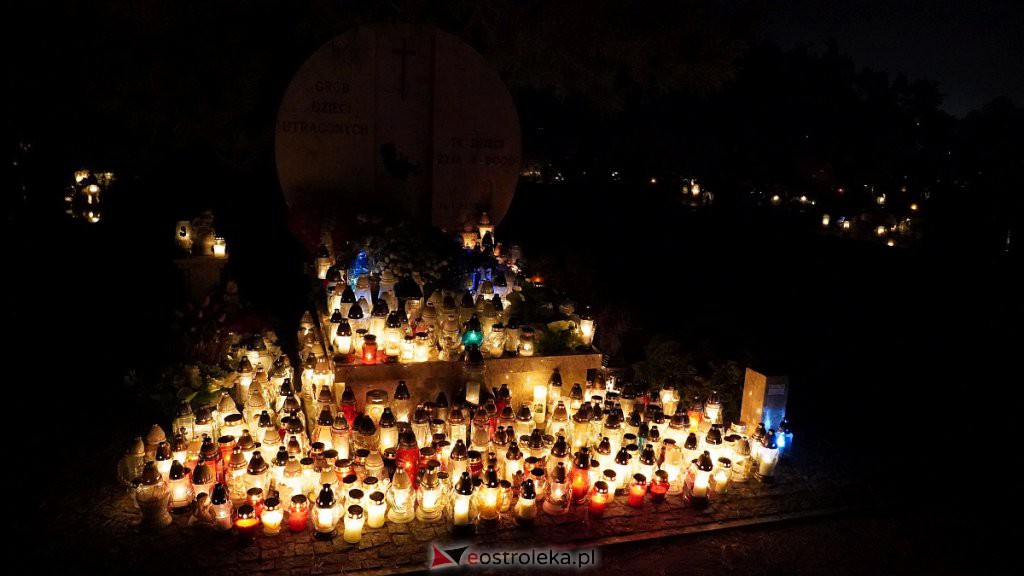 Cmentarze w Ostrołęce nocą [31.10.2022] - zdjęcie #12 - eOstroleka.pl