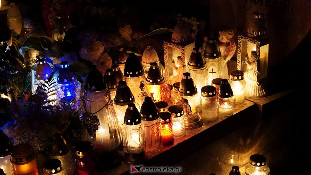 Cmentarze w Ostrołęce nocą [31.10.2022] - zdjęcie #10 - eOstroleka.pl