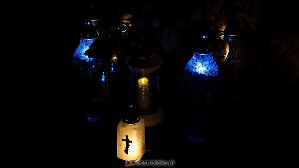 Cmentarze w Ostrołęce nocą [31.10.2022] - zdjęcie #9 - eOstroleka.pl