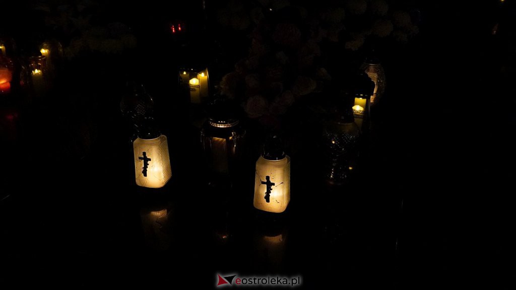 Cmentarze w Ostrołęce nocą [31.10.2022] - zdjęcie #4 - eOstroleka.pl