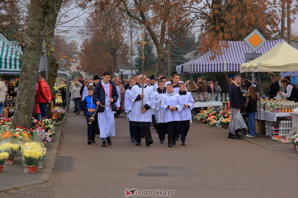 Uroczystości Wszystkich Świętych w Ostrołęce. Procesja na cmentarz parafialny [01.11.2022] - zdjęcie #2 - eOstroleka.pl