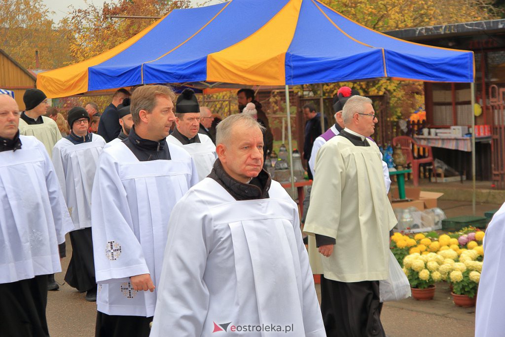 Uroczystości Wszystkich Świętych w Ostrołęce. Procesja na cmentarz parafialny [01.11.2022] - zdjęcie #12 - eOstroleka.pl