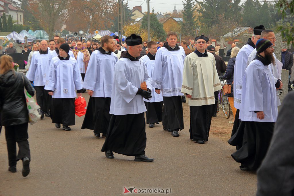 Uroczystości Wszystkich Świętych w Ostrołęce. Procesja na cmentarz parafialny [01.11.2022] - zdjęcie #24 - eOstroleka.pl