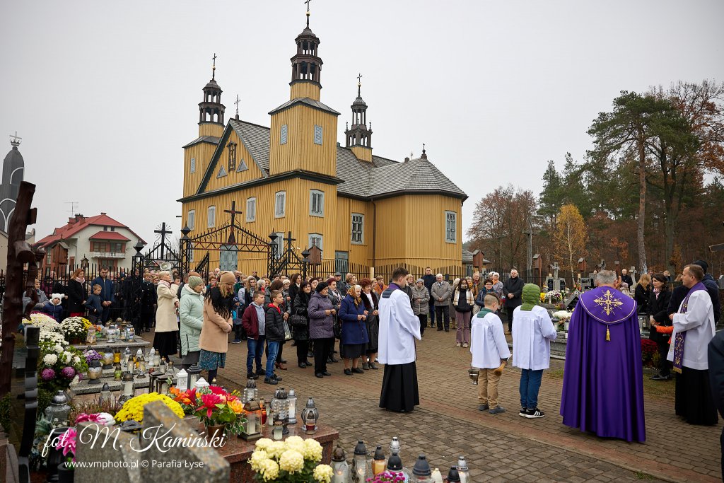 Święto Zmarłych w Łysych. W procesji udział wzięło wielu wiernych [01.11.2022] - zdjęcie #10 - eOstroleka.pl