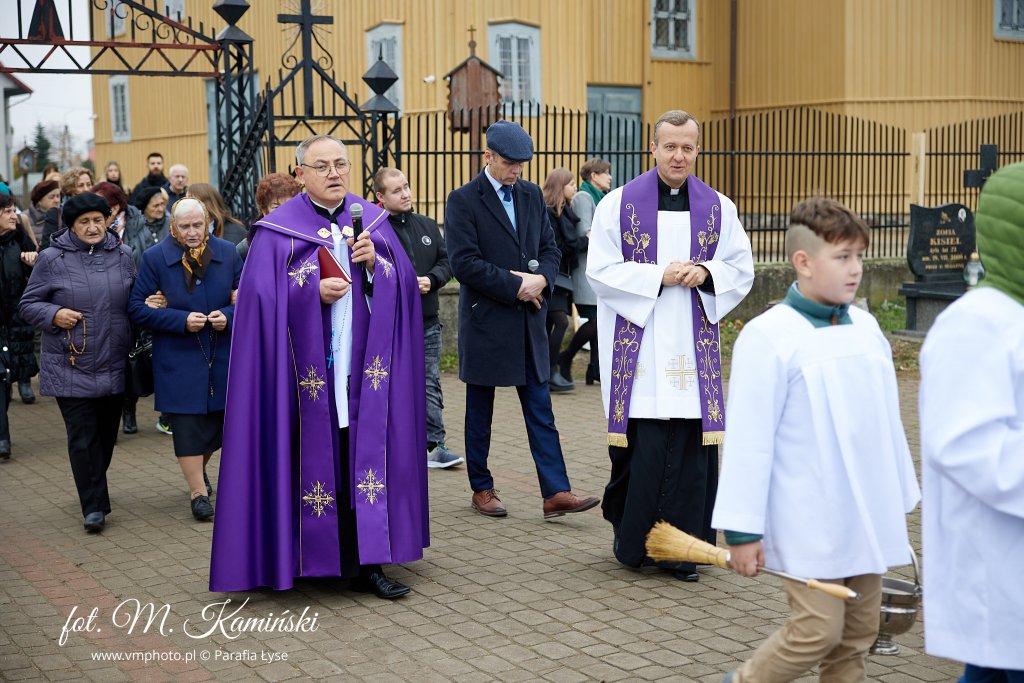 Święto Zmarłych w Łysych. W procesji udział wzięło wielu wiernych [01.11.2022] - zdjęcie #9 - eOstroleka.pl