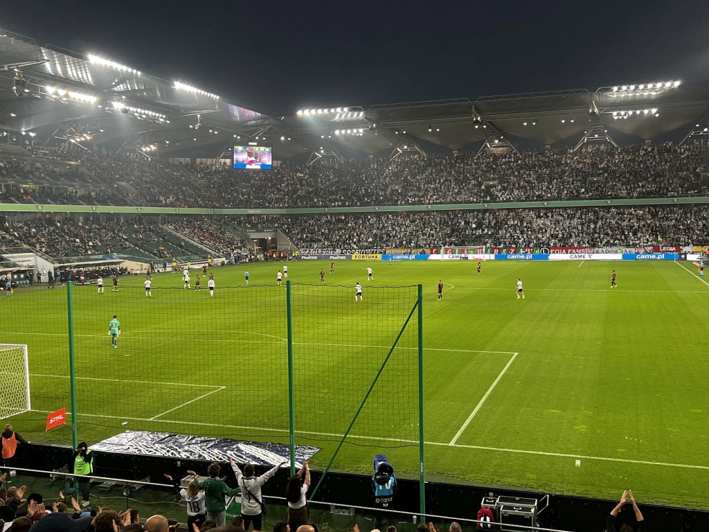 Uczniowie Specjalnego Ośrodka Szkolno-Wychowawczy w Ostrołęce na meczu Legia - Pogoń - zdjęcie #6 - eOstroleka.pl