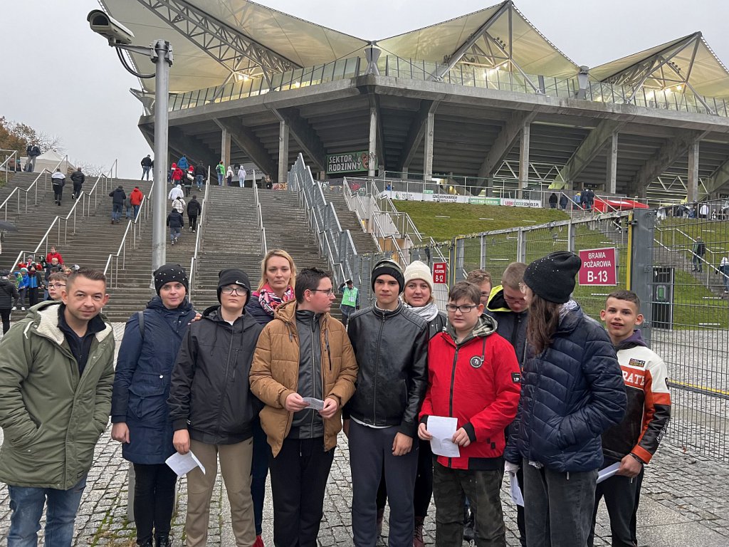 Uczniowie Specjalnego Ośrodka Szkolno-Wychowawczy w Ostrołęce na meczu Legia - Pogoń - zdjęcie #5 - eOstroleka.pl