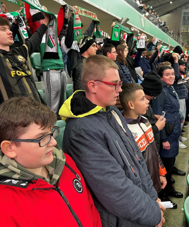 Uczniowie Specjalnego Ośrodka Szkolno-Wychowawczy w Ostrołęce na meczu Legia - Pogoń - zdjęcie #4 - eOstroleka.pl