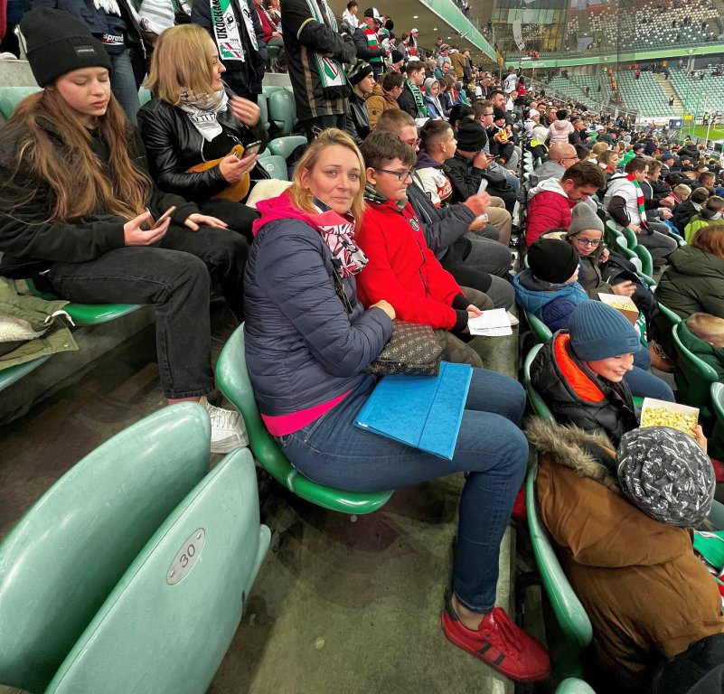 Uczniowie Specjalnego Ośrodka Szkolno-Wychowawczy w Ostrołęce na meczu Legia - Pogoń - zdjęcie #3 - eOstroleka.pl