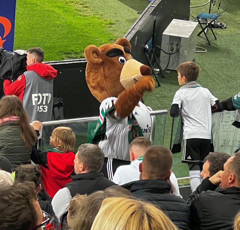 Uczniowie Specjalnego Ośrodka Szkolno-Wychowawczy w Ostrołęce na meczu Legia - Pogoń - zdjęcie #2 - eOstroleka.pl