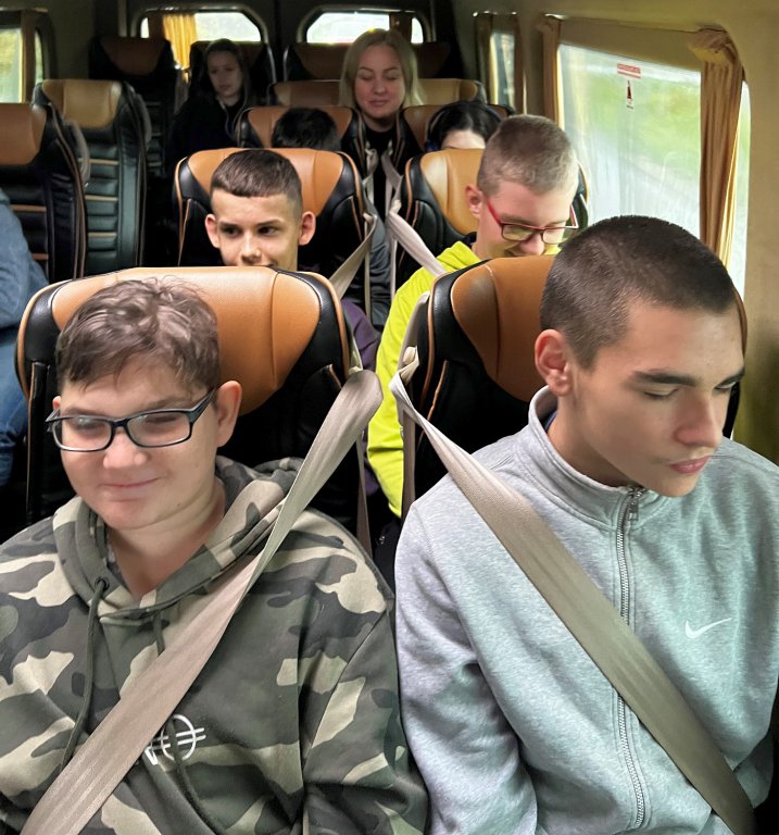 Uczniowie Specjalnego Ośrodka Szkolno-Wychowawczy w Ostrołęce na meczu Legia - Pogoń - zdjęcie #1 - eOstroleka.pl