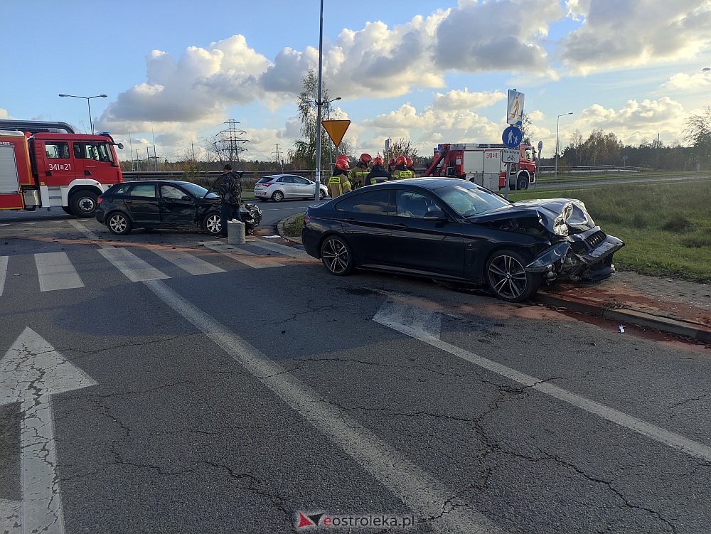 Ostrołęka: Wypadek na jednym ze skrzyżowań mini-obwodnicy [03.11.2022] - zdjęcie #9 - eOstroleka.pl