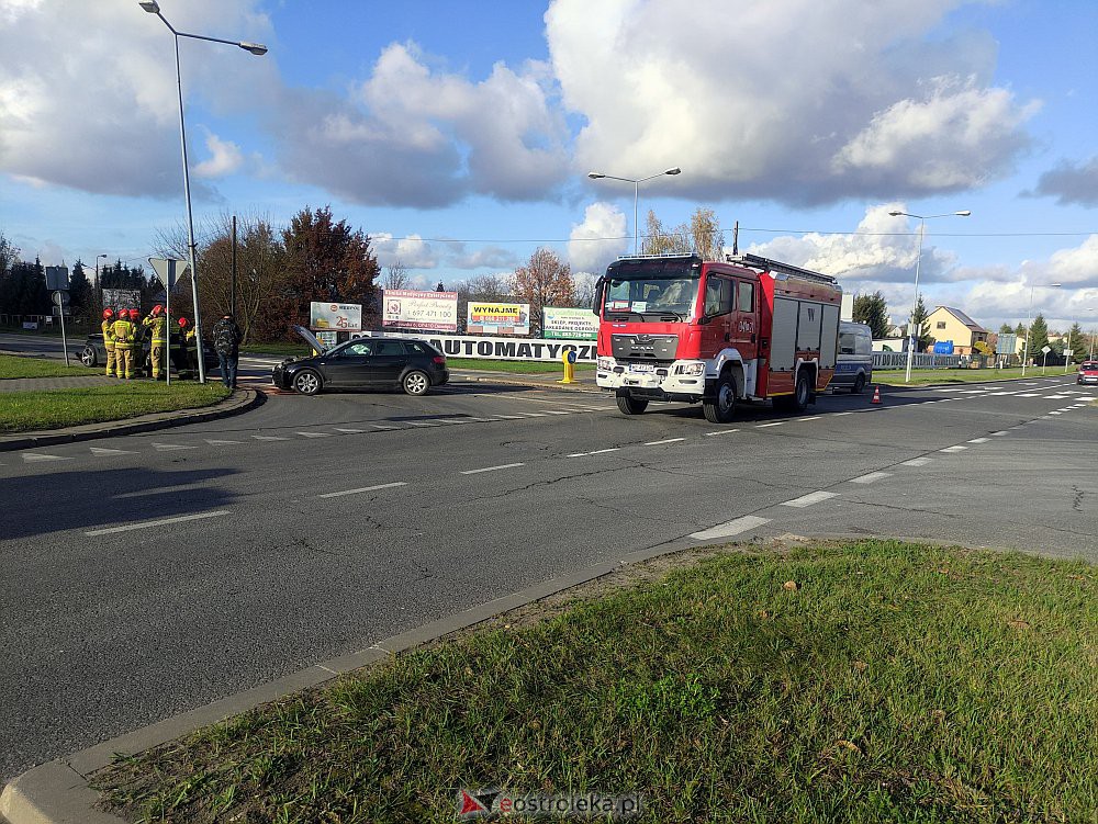 Ostrołęka: Wypadek na jednym ze skrzyżowań mini-obwodnicy [03.11.2022] - zdjęcie #14 - eOstroleka.pl
