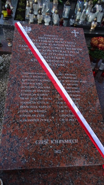 Uroczystość odsłonięcia i poświęcenia tablicy pamiątkowej upamiętniającej mieszkańców gminy i parafii Myszyniec, zamordowanych przez Niemców w obozie koncentracyjnym Stutthof - zdjęcie #10 - eOstroleka.pl