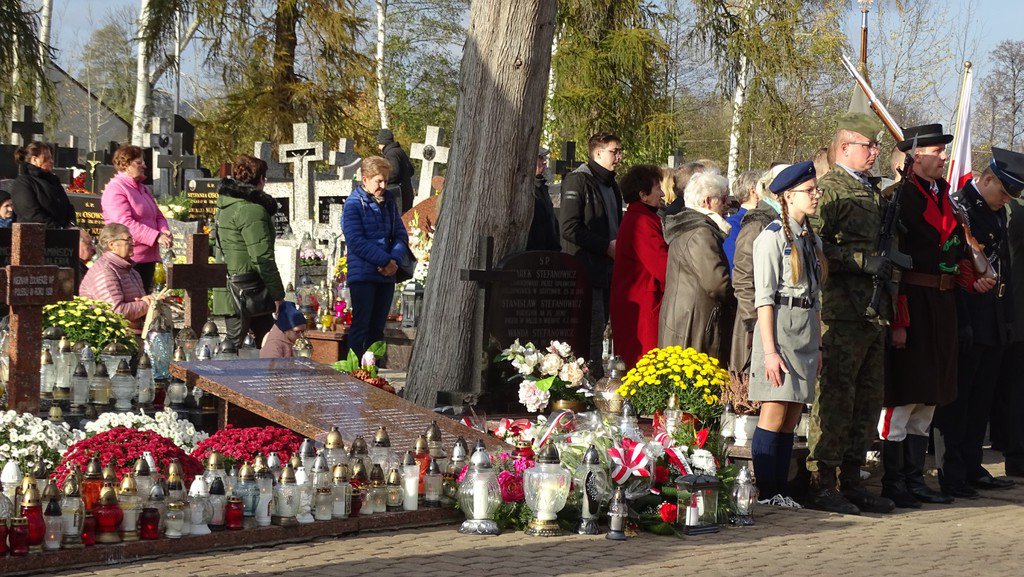 Uroczystość odsłonięcia i poświęcenia tablicy pamiątkowej upamiętniającej mieszkańców gminy i parafii Myszyniec, zamordowanych przez Niemców w obozie koncentracyjnym Stutthof - zdjęcie #9 - eOstroleka.pl