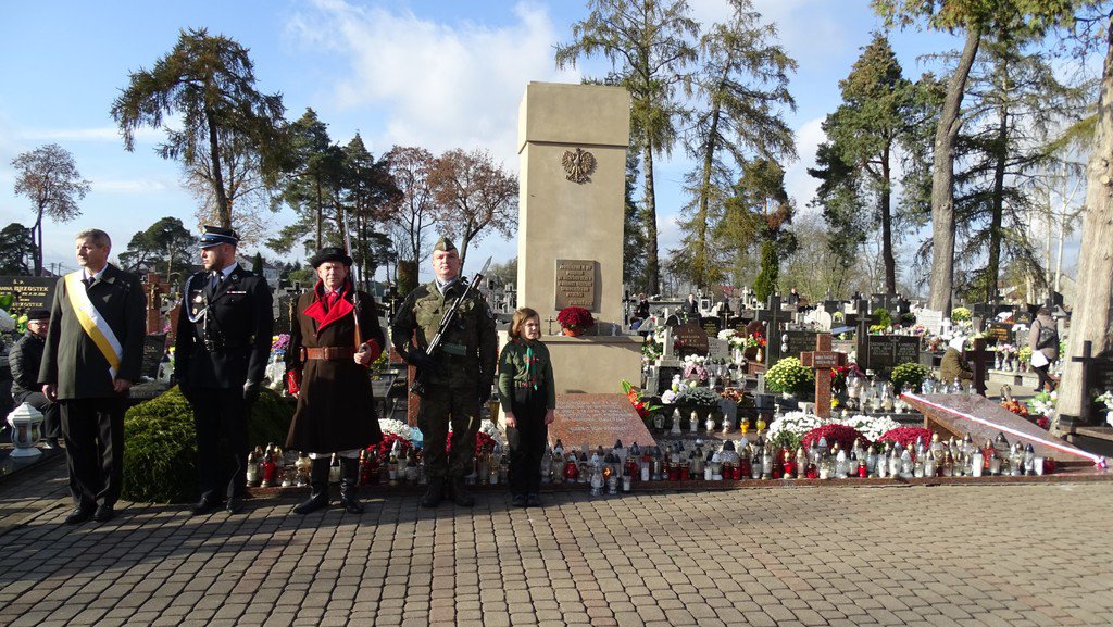 Uroczystość odsłonięcia i poświęcenia tablicy pamiątkowej upamiętniającej mieszkańców gminy i parafii Myszyniec, zamordowanych przez Niemców w obozie koncentracyjnym Stutthof - zdjęcie #8 - eOstroleka.pl