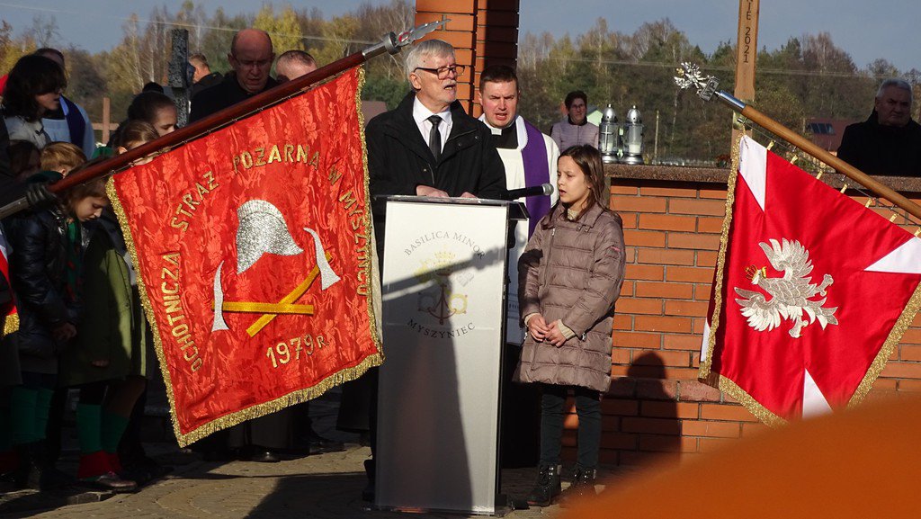 Uroczystość odsłonięcia i poświęcenia tablicy pamiątkowej upamiętniającej mieszkańców gminy i parafii Myszyniec, zamordowanych przez Niemców w obozie koncentracyjnym Stutthof - zdjęcie #7 - eOstroleka.pl