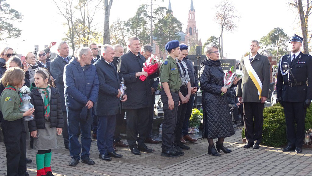 Uroczystość odsłonięcia i poświęcenia tablicy pamiątkowej upamiętniającej mieszkańców gminy i parafii Myszyniec, zamordowanych przez Niemców w obozie koncentracyjnym Stutthof - zdjęcie #6 - eOstroleka.pl