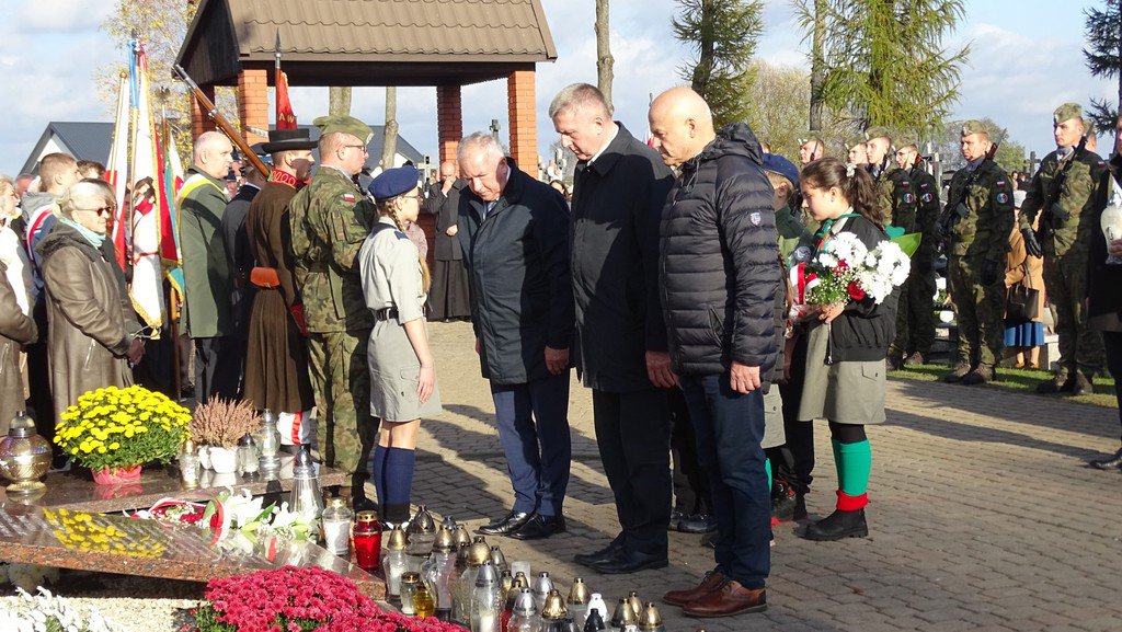 Uroczystość odsłonięcia i poświęcenia tablicy pamiątkowej upamiętniającej mieszkańców gminy i parafii Myszyniec, zamordowanych przez Niemców w obozie koncentracyjnym Stutthof - zdjęcie #1 - eOstroleka.pl