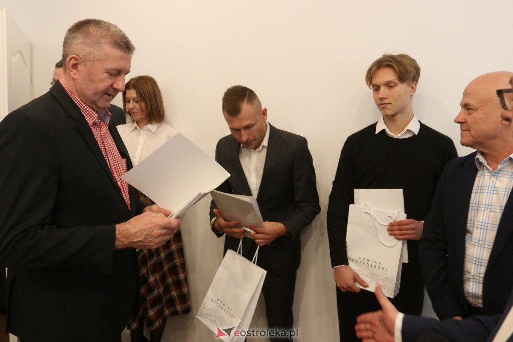 Starosta ostrołęcki nagrodził sportowców [4.11.2022] - zdjęcie #18 - eOstroleka.pl