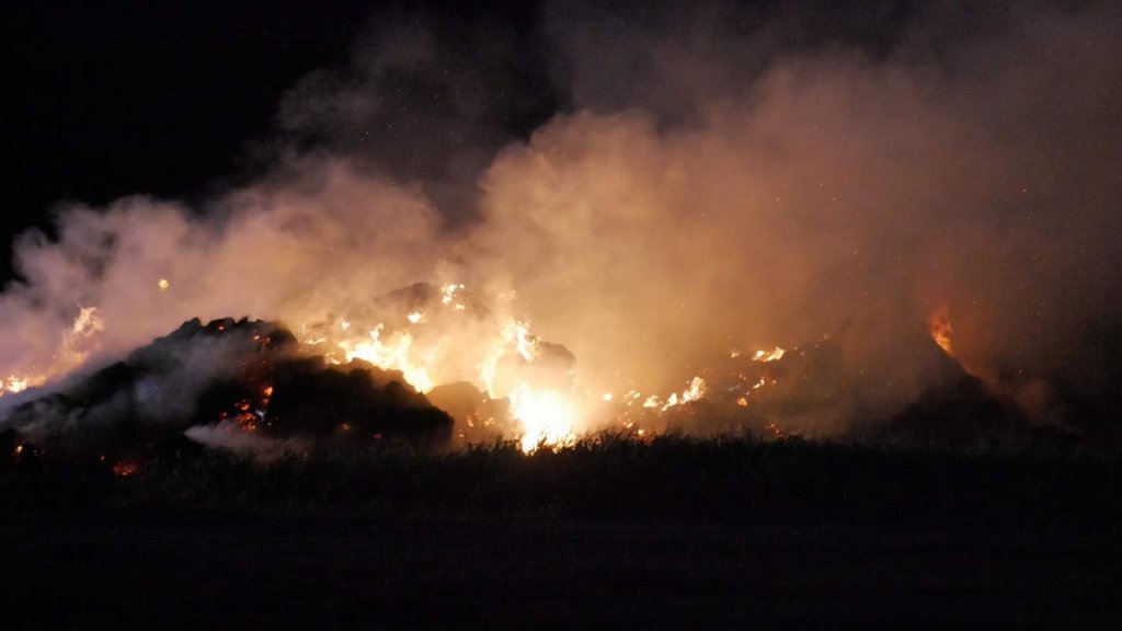 Pożar na terenie gminy Wąsewo. W akcji 10 jednostek strażackich [05.11.2022] - zdjęcie #9 - eOstroleka.pl