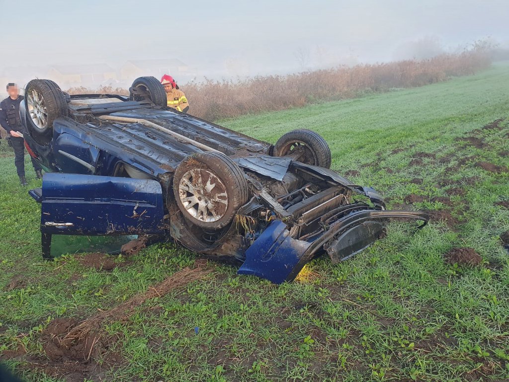 Zgłosili, że auto wpadło do rzeki. Służby ratunkowe postawione na nogi [06.11.2022] - zdjęcie #5 - eOstroleka.pl