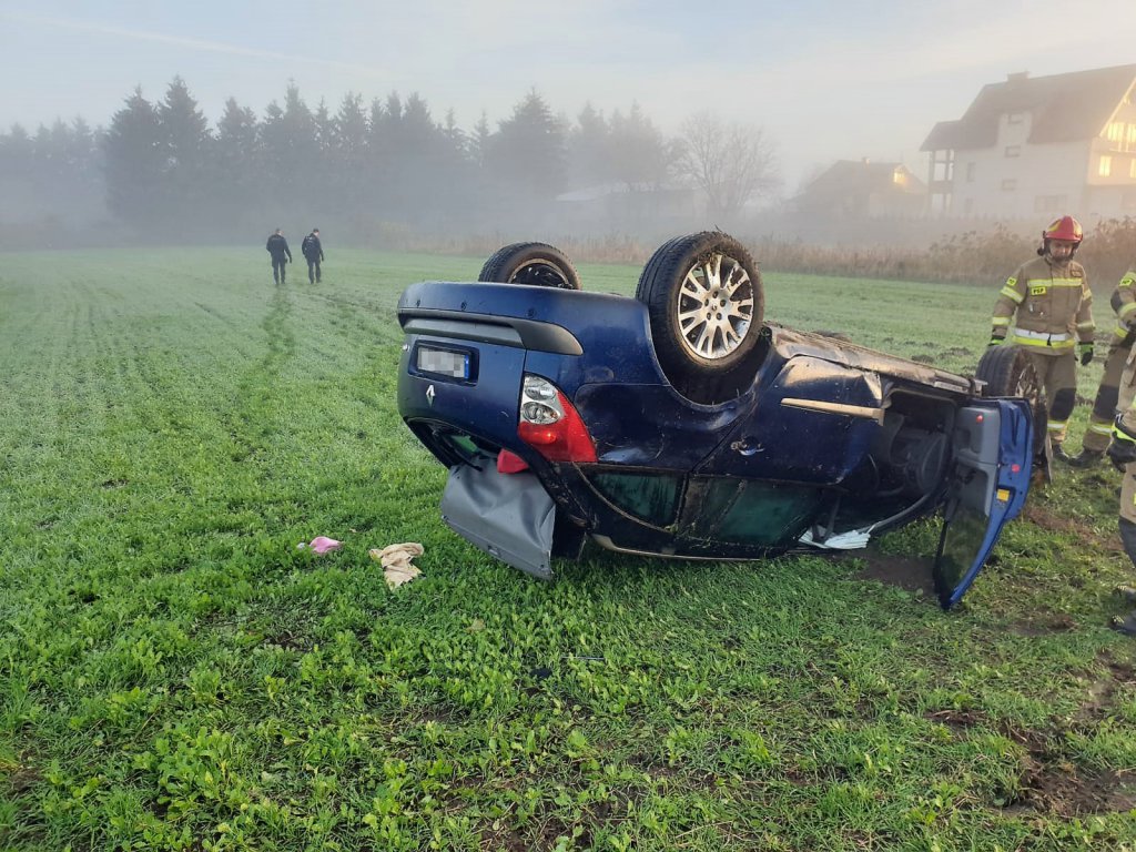 Zgłosili, że auto wpadło do rzeki. Służby ratunkowe postawione na nogi [06.11.2022] - zdjęcie #3 - eOstroleka.pl