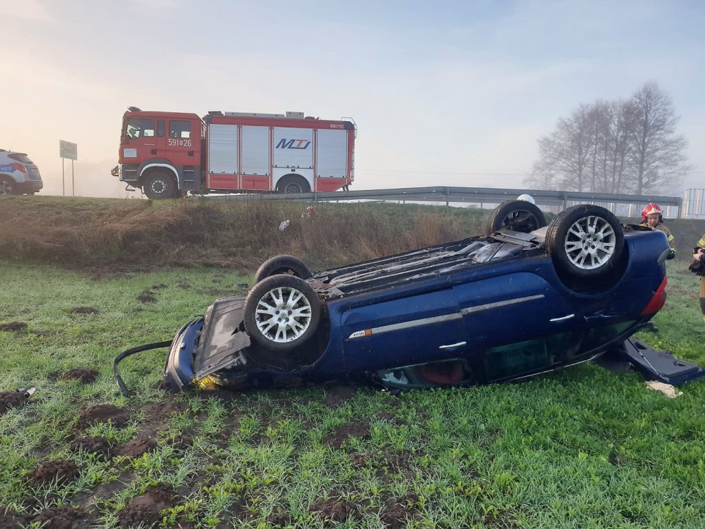 Zgłosili, że auto wpadło do rzeki. Służby ratunkowe postawione na nogi [06.11.2022] - zdjęcie #2 - eOstroleka.pl