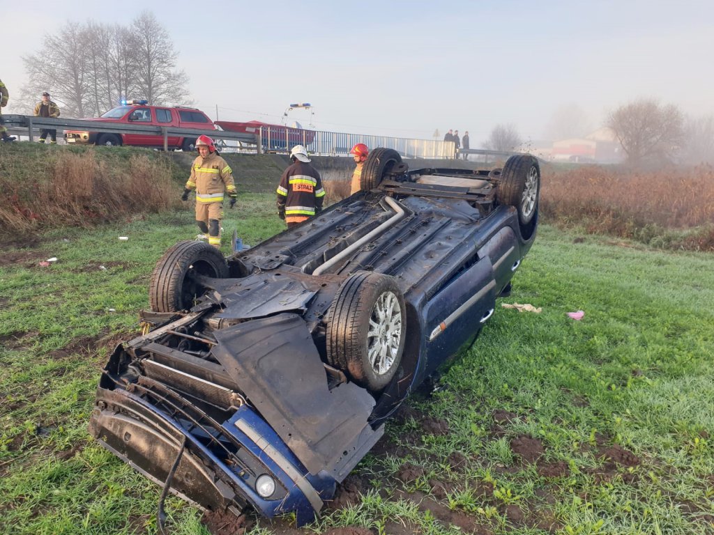 Zgłosili, że auto wpadło do rzeki. Służby ratunkowe postawione na nogi [06.11.2022] - zdjęcie #1 - eOstroleka.pl
