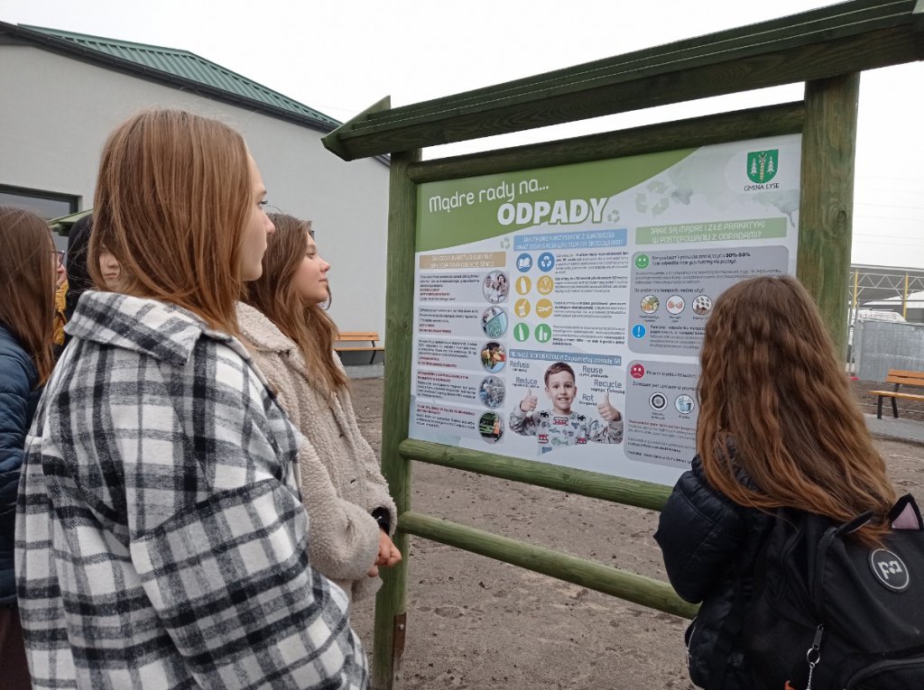Członkowie koła ekologicznego ze Szkoły Podstawowej w Łysych odwiedzili PSZOK - zdjęcie #1 - eOstroleka.pl
