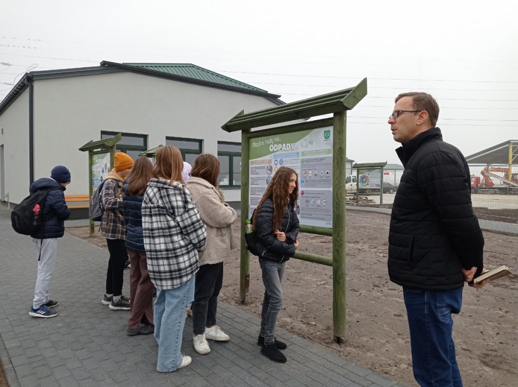 Członkowie koła ekologicznego ze Szkoły Podstawowej w Łysych odwiedzili PSZOK - zdjęcie #8 - eOstroleka.pl