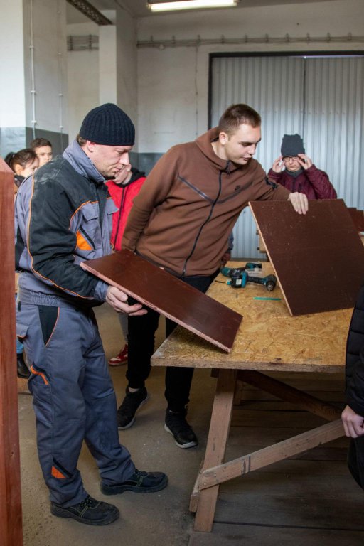Młodzież ZSZ 3 włączyła się w akcję zimowego dokarmiania ptaków - zdjęcie #33 - eOstroleka.pl