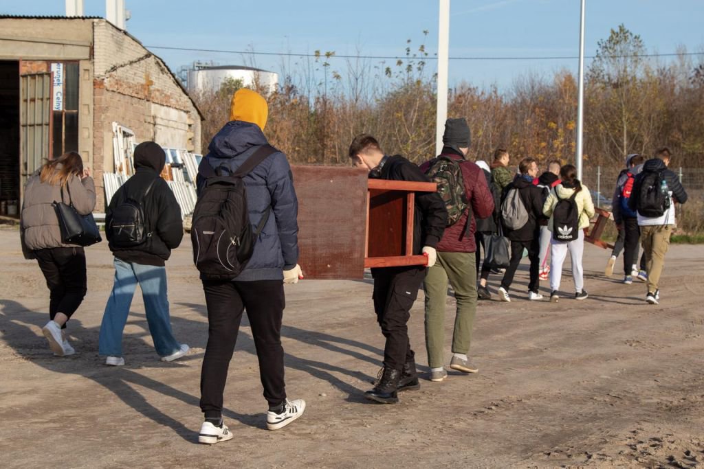 Młodzież ZSZ 3 włączyła się w akcję zimowego dokarmiania ptaków - zdjęcie #20 - eOstroleka.pl