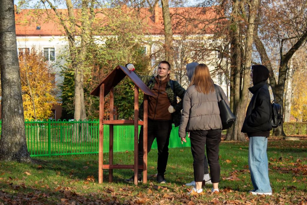 Młodzież ZSZ 3 włączyła się w akcję zimowego dokarmiania ptaków - zdjęcie #13 - eOstroleka.pl