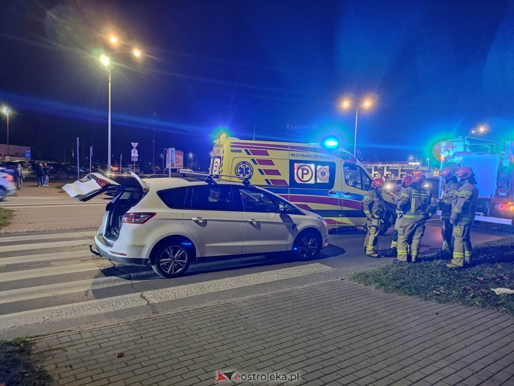 Wypadek na Alei Jana Pawła II w Ostrołęce [09.11.2022] - zdjęcie #2 - eOstroleka.pl