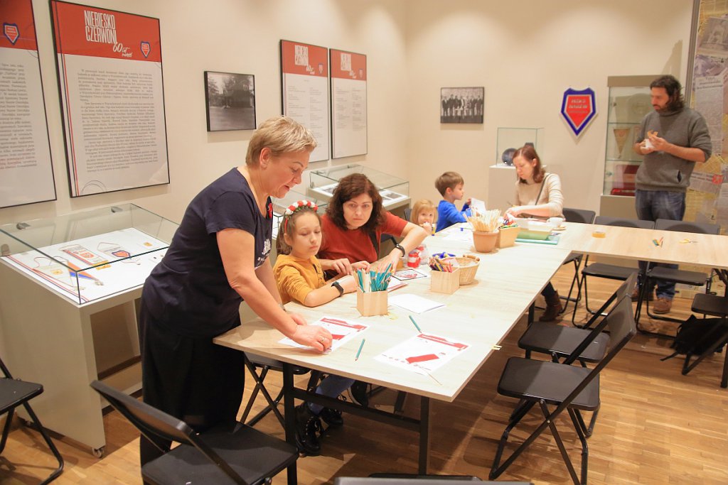 “Barwy Niepodległej” - warsztaty patriotyczne w Muzeum Kultury Kurpiowskiej [11.11.2022] - zdjęcie #60 - eOstroleka.pl