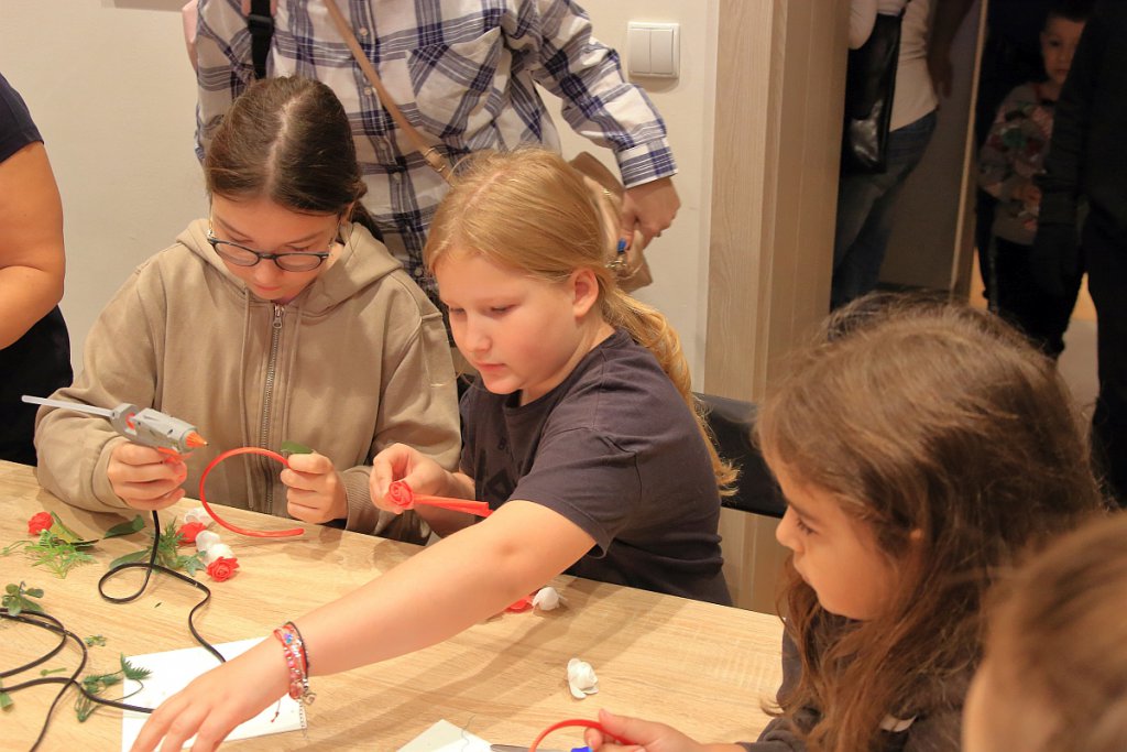 “Barwy Niepodległej” - warsztaty patriotyczne w Muzeum Kultury Kurpiowskiej [11.11.2022] - zdjęcie #20 - eOstroleka.pl