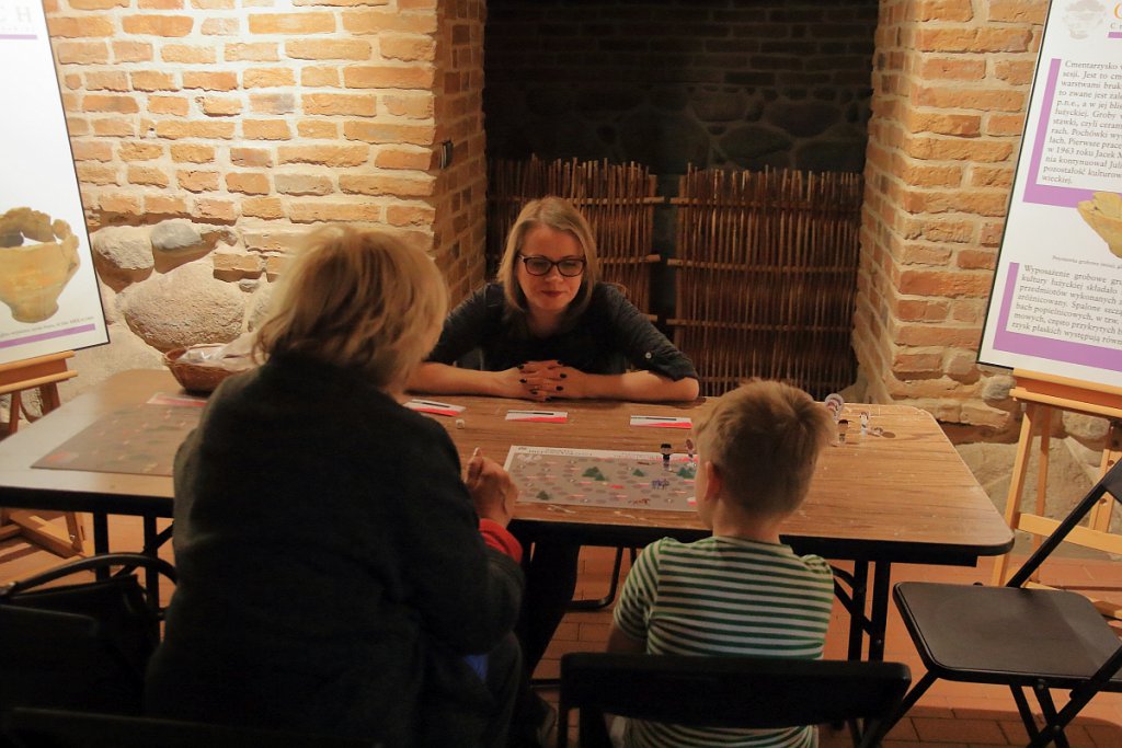 “Barwy Niepodległej” - warsztaty patriotyczne w Muzeum Kultury Kurpiowskiej [11.11.2022] - zdjęcie #15 - eOstroleka.pl