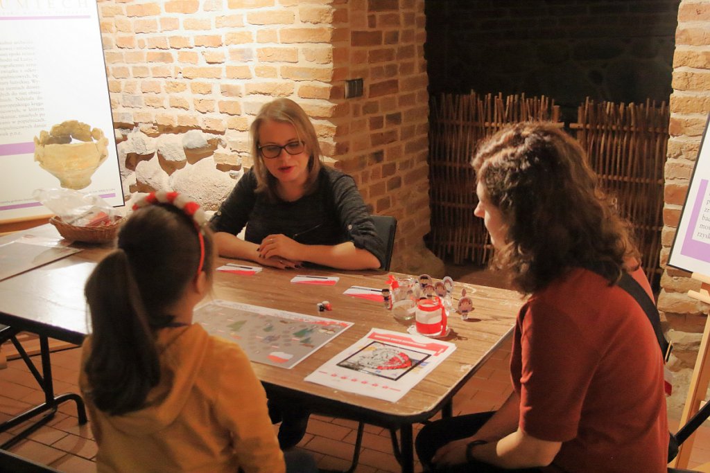 “Barwy Niepodległej” - warsztaty patriotyczne w Muzeum Kultury Kurpiowskiej [11.11.2022] - zdjęcie #12 - eOstroleka.pl