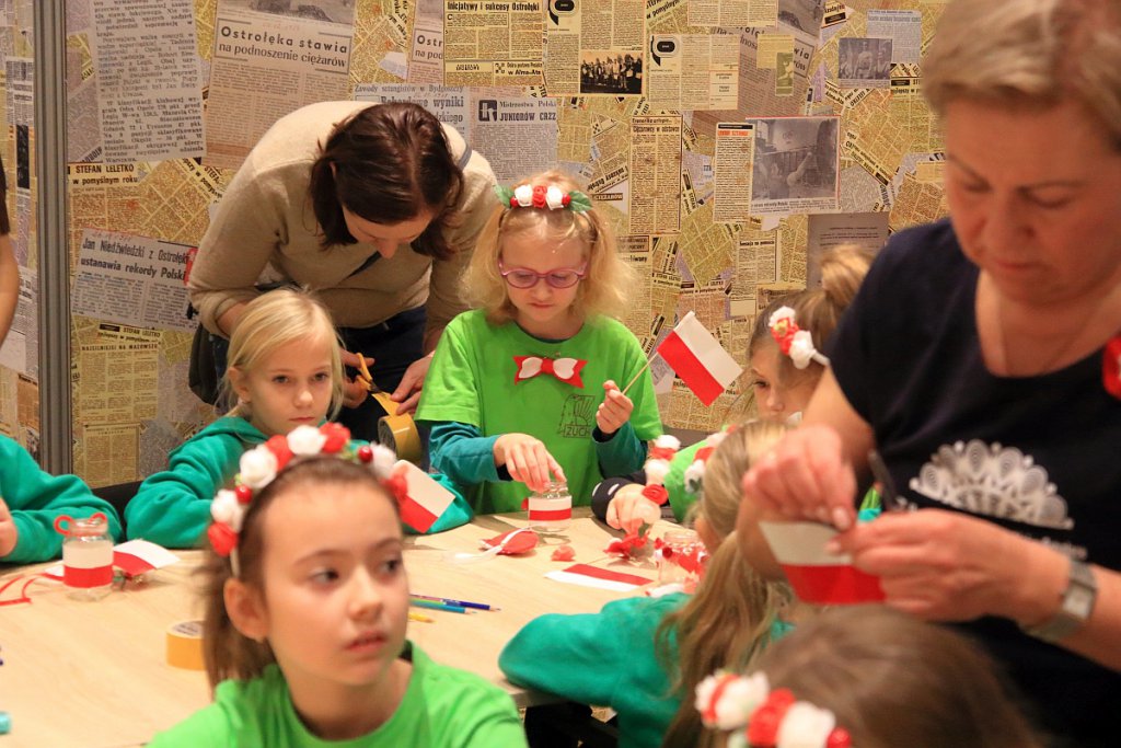 “Barwy Niepodległej” - warsztaty patriotyczne w Muzeum Kultury Kurpiowskiej [11.11.2022] - zdjęcie #7 - eOstroleka.pl