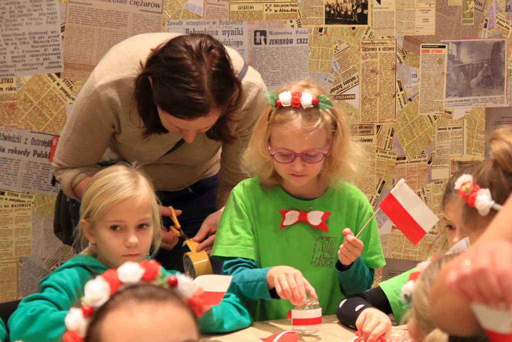 “Barwy Niepodległej” - warsztaty patriotyczne w Muzeum Kultury Kurpiowskiej [11.11.2022] - zdjęcie #6 - eOstroleka.pl